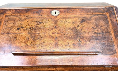 QUEEN ANNE PERIOD EARLY 18TH CENTURY WALNUT BUREAU - ADDITIONAL PHOTO 9
