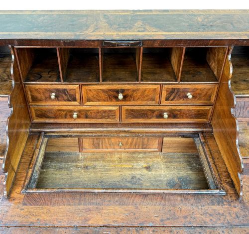 QUEEN ANNE PERIOD EARLY 18TH CENTURY WALNUT BUREAU - ADDITIONAL PHOTO 11