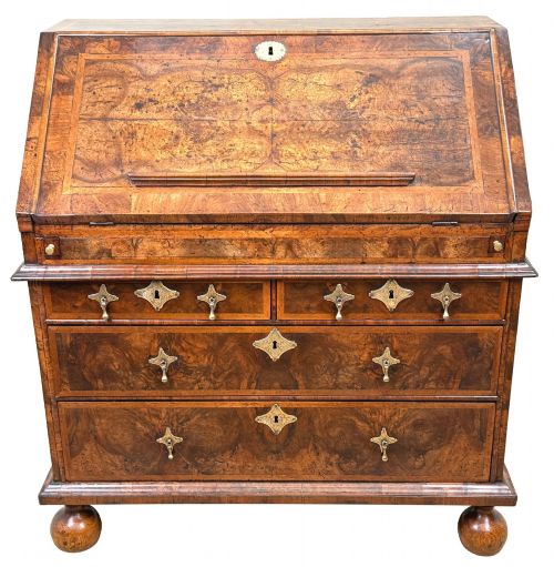 QUEEN ANNE PERIOD EARLY 18TH CENTURY WALNUT BUREAU - ADDITIONAL PHOTO 14