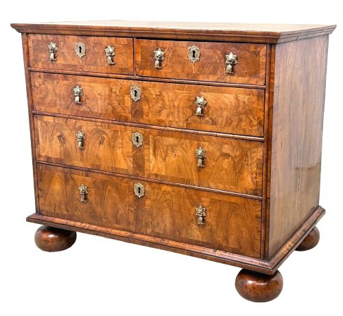 EARLY 18TH CENTURY QUEEN ANNE WALNUT CHEST OF DRAWERS