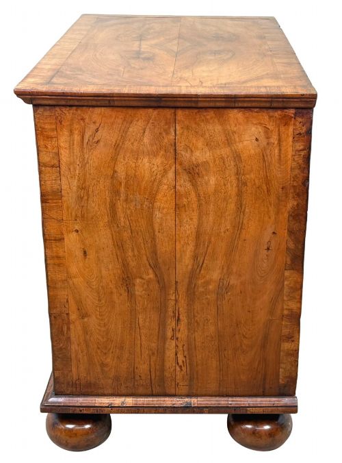 EARLY 18TH CENTURY QUEEN ANNE WALNUT CHEST OF DRAWERS - ADDITIONAL PHOTO 4
