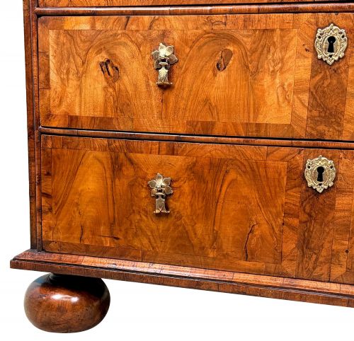 EARLY 18TH CENTURY QUEEN ANNE WALNUT CHEST OF DRAWERS - ADDITIONAL PHOTO 6