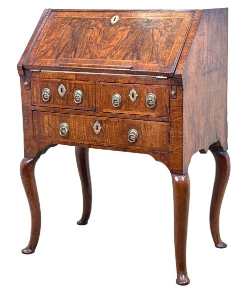 SMALL EARLY 18TH CENTURY WALNUT BUREAU ON LEGS