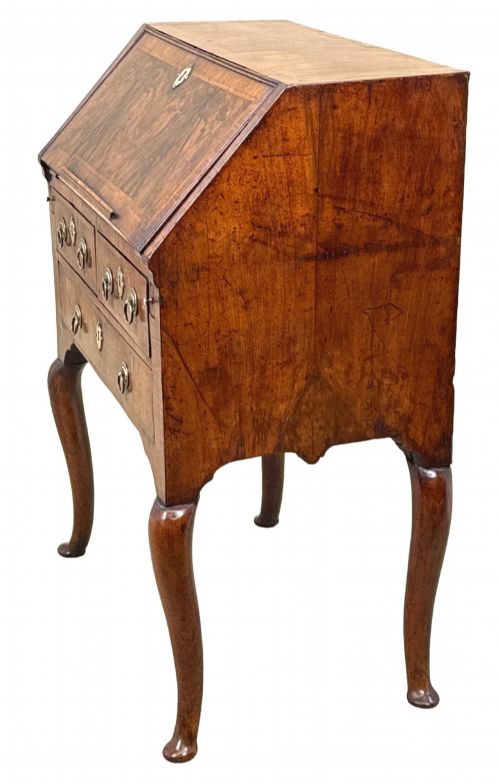 SMALL EARLY 18TH CENTURY WALNUT BUREAU ON LEGS - ADDITIONAL PHOTO 2