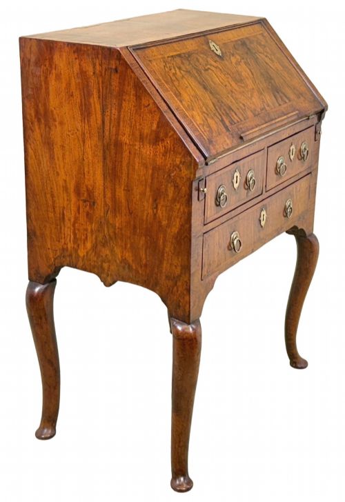 SMALL EARLY 18TH CENTURY WALNUT BUREAU ON LEGS - ADDITIONAL PHOTO 3