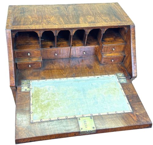 SMALL EARLY 18TH CENTURY WALNUT BUREAU ON LEGS - ADDITIONAL PHOTO 6