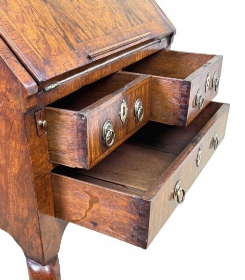 SMALL EARLY 18TH CENTURY WALNUT BUREAU ON LEGS - ADDITIONAL PHOTO 9