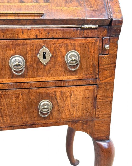 SMALL EARLY 18TH CENTURY WALNUT BUREAU ON LEGS - ADDITIONAL PHOTO 11