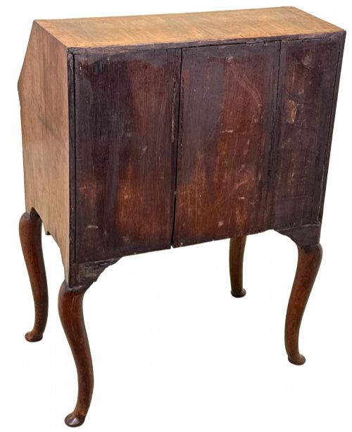 SMALL EARLY 18TH CENTURY WALNUT BUREAU ON LEGS - ADDITIONAL PHOTO 13