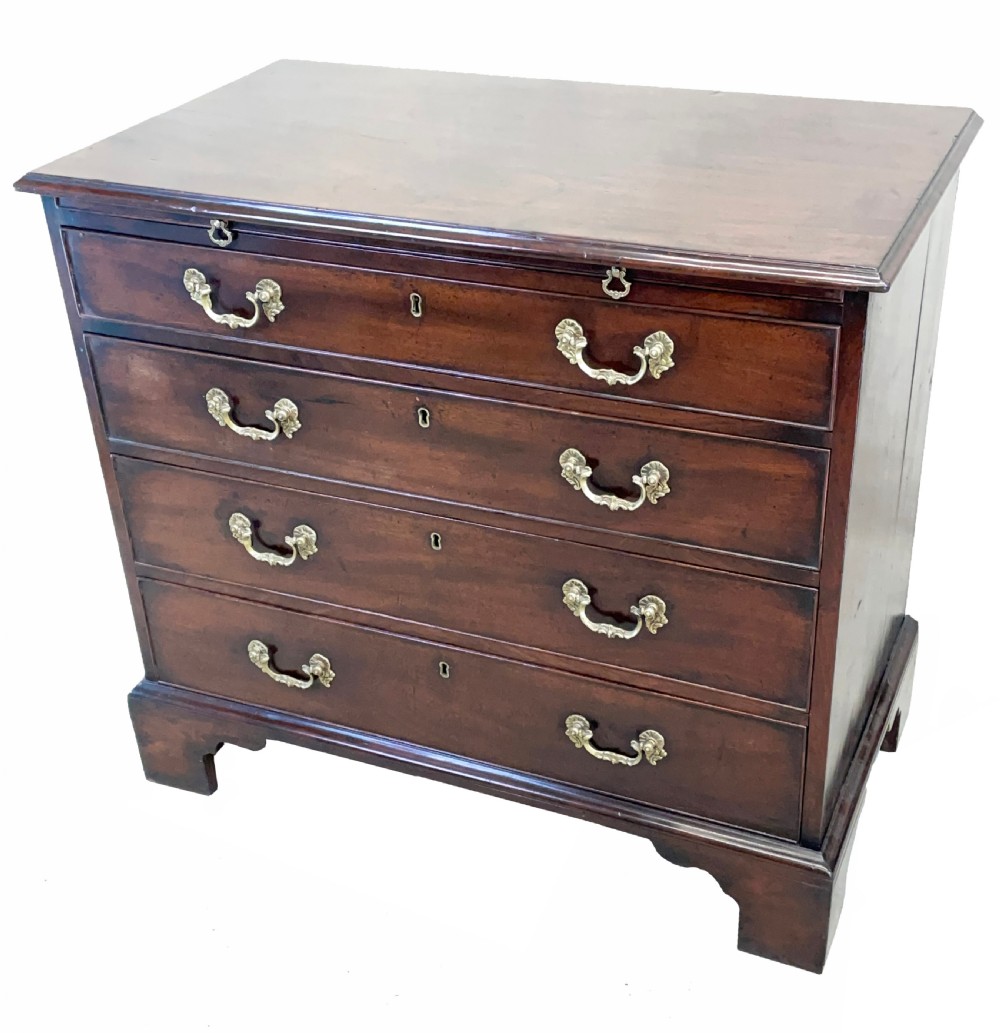 An eighteenth-century Georgian mahogany chest of drawers featuring four graduated drawers, brass swan-neck handles, and bracket feet.