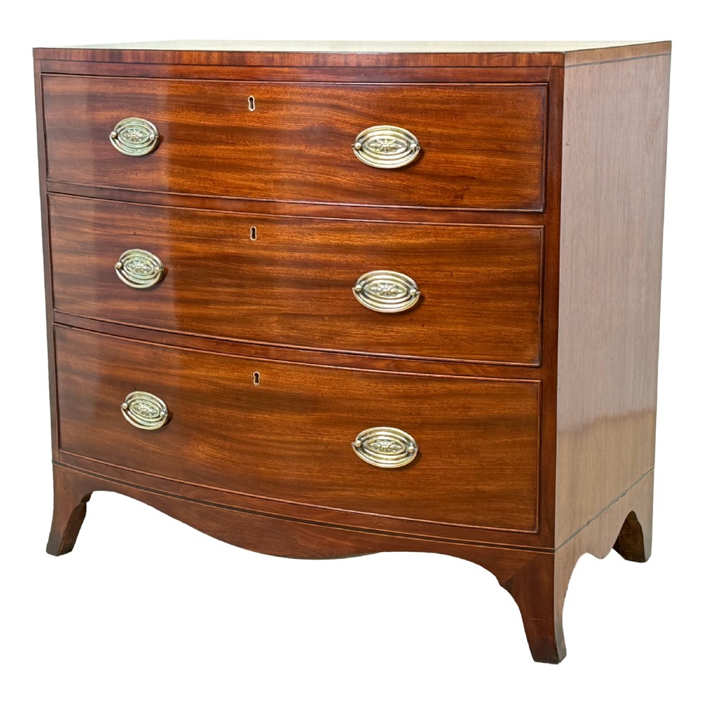 An 18th century George III mahogany bowfront chest of drawers with three graduated drawers and splayed bracket feet.