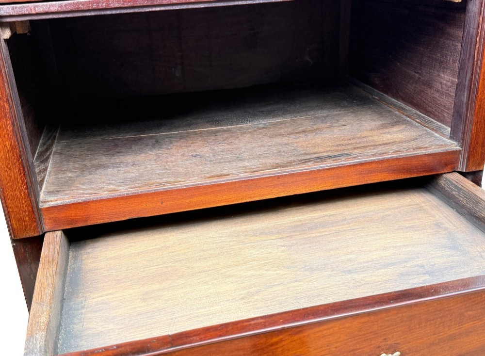 A matched pair of 18th-century Georgian mahogany bedside tables featuring scalloped tray top galleries, brass hardware, and shaped aprons. View III