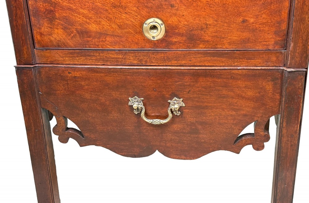 A matched pair of 18th-century Georgian mahogany bedside tables featuring scalloped tray top galleries, brass hardware, and shaped aprons. View IX