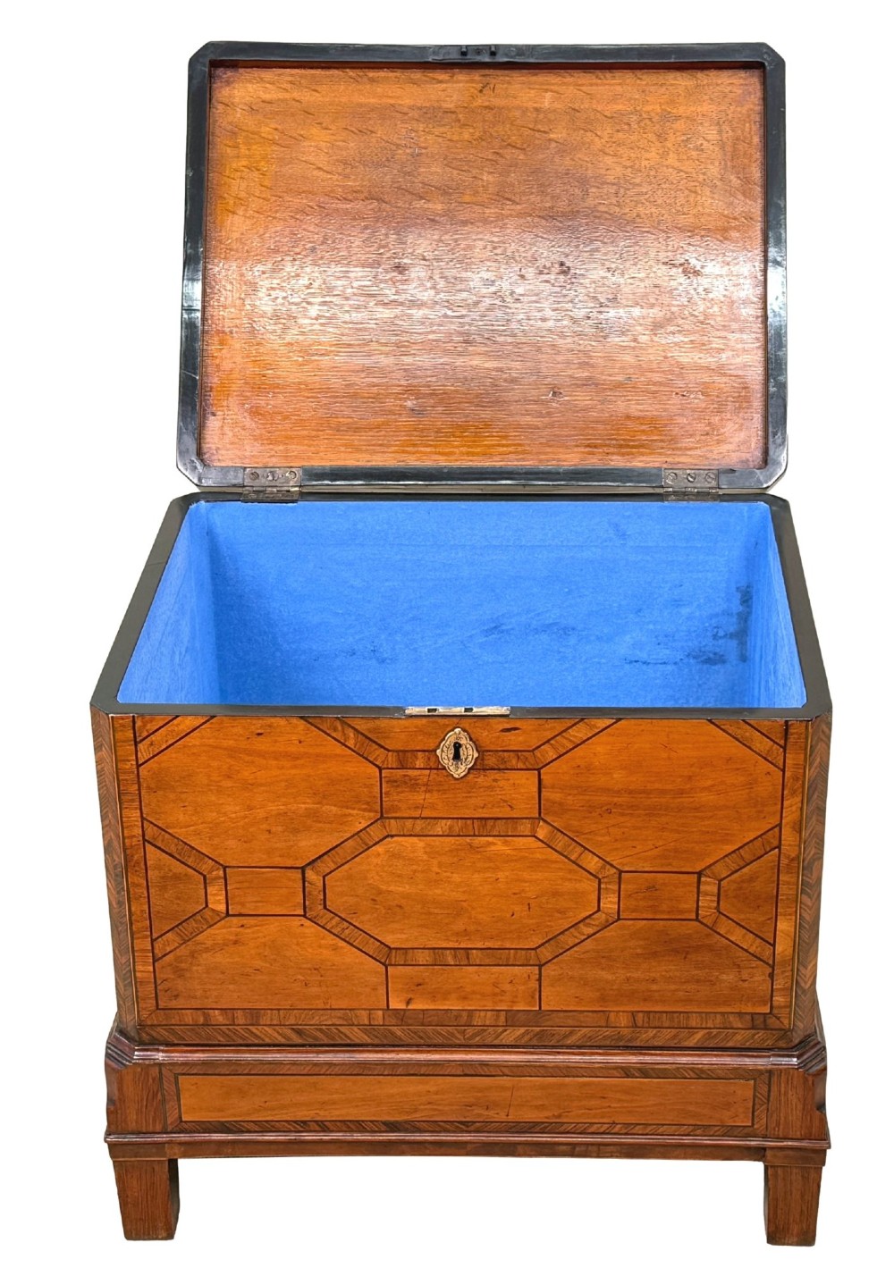 An 18th-century George II satinwood and kingwood parquetry box cellarette with brass carrying handles on square legs. View IV