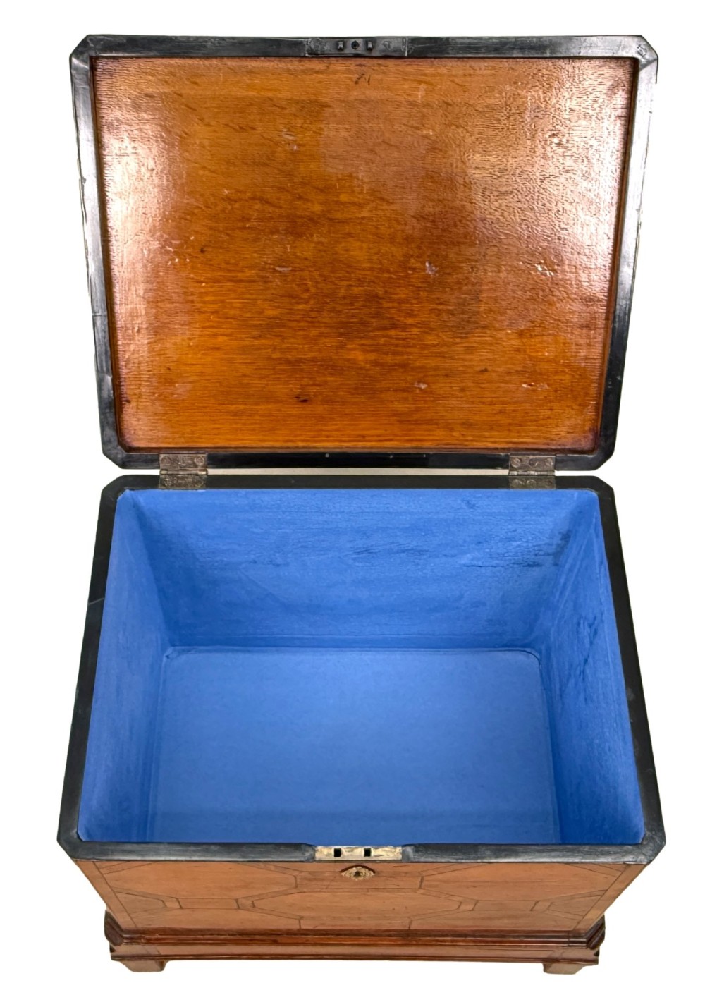 An 18th-century George II satinwood and kingwood parquetry box cellarette with brass carrying handles on square legs. View XI