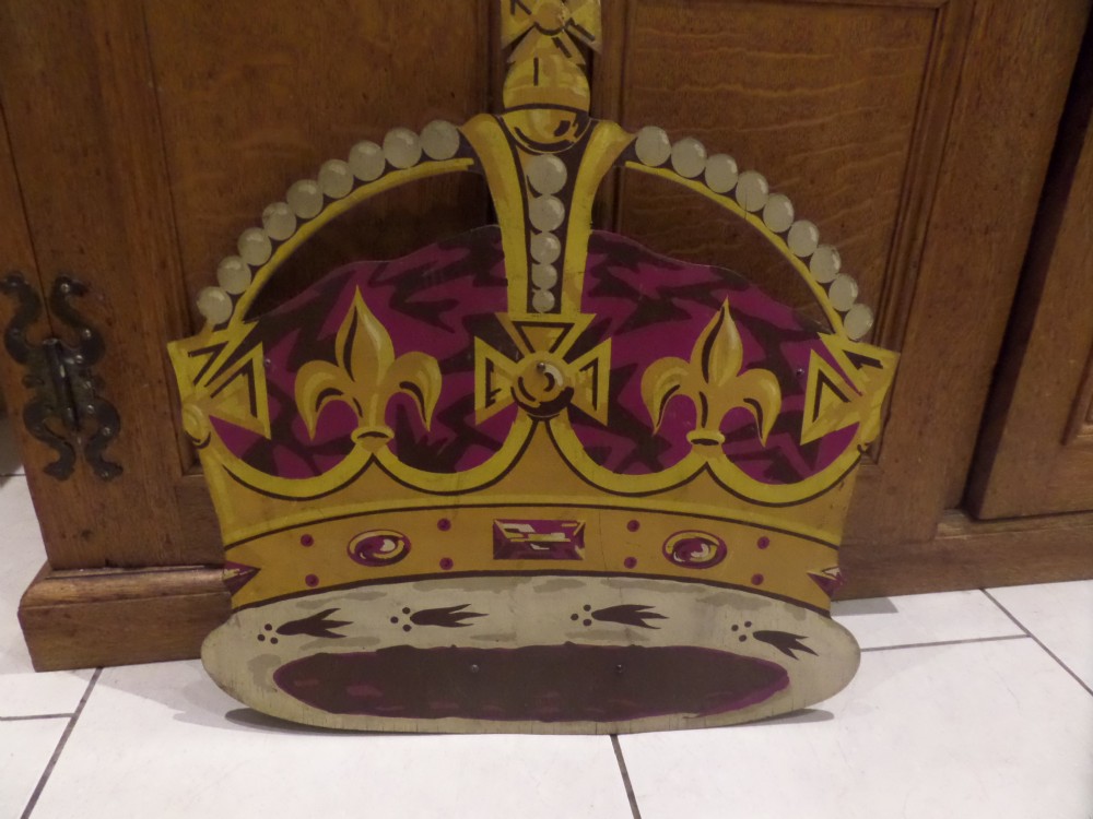 ANTIQUE LARGE PAINTED LNER ROYAL CROWN SHIELD FOR FLAGS