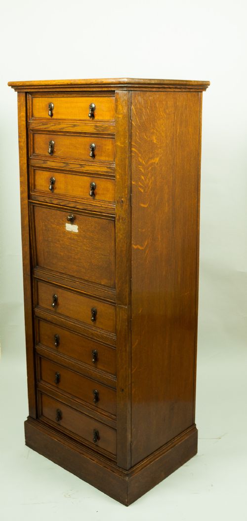 fig 3. Good Quality Oak Wellington Chest