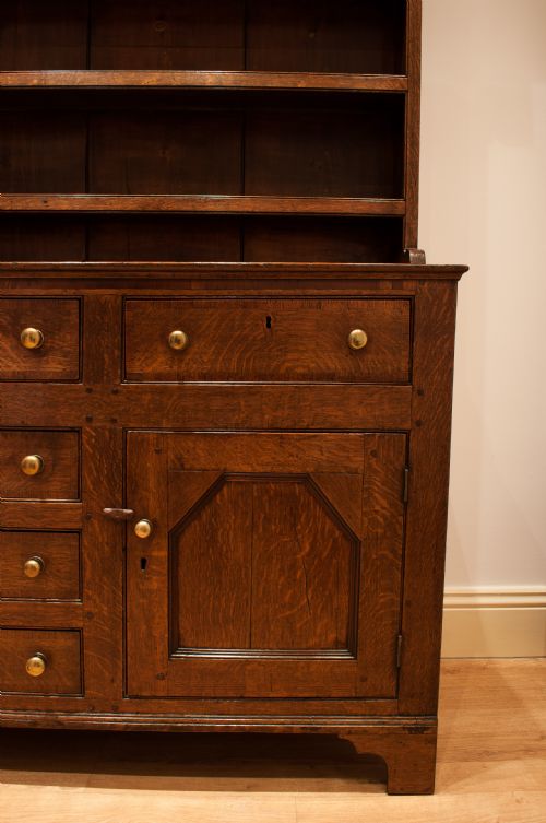 fig 6. A Fine Quality Georgian Oak Dresser circa 1790.