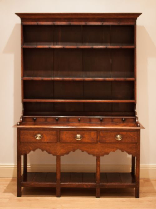 fig 1. A FINE QUALITY GEORGIAN OAK DRESSER CIRCA 1780.