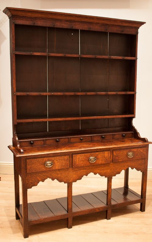 fig 2. A FINE QUALITY GEORGIAN OAK DRESSER CIRCA 1780.