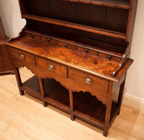 fig 3. A FINE QUALITY GEORGIAN OAK DRESSER CIRCA 1780.