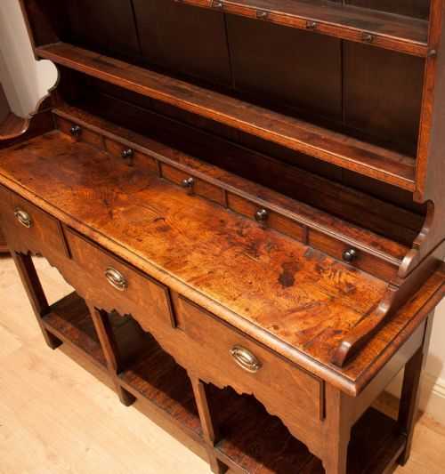 fig 4. A FINE QUALITY GEORGIAN OAK DRESSER CIRCA 1780.