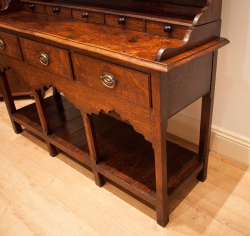 fig 5. A FINE QUALITY GEORGIAN OAK DRESSER CIRCA 1780.