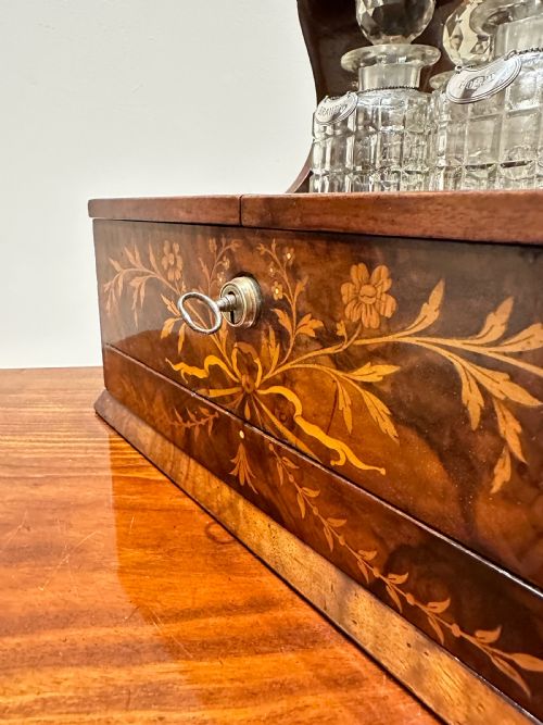 A FINE QUALITY INLAID WALNUT THREE DECANTER TANTALUS GAMES BOX - ADDITIONAL PHOTO 8