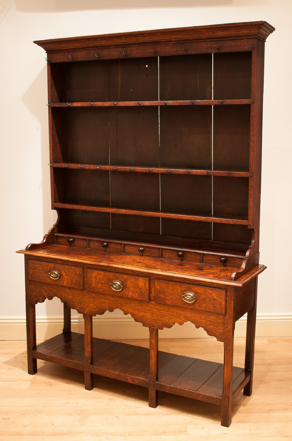 A FINE QUALITY GEORGIAN OAK DRESSER CIRCA 1780.