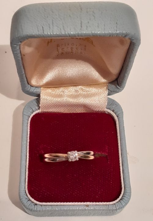 9 Carat Gold Ring with Diamond Solitaire, 0.15 Carat