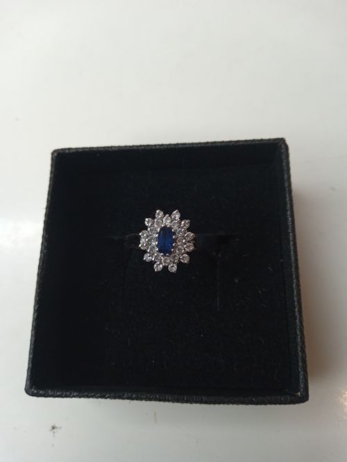 18 Carat White Gold Ring with Saphire and Diamonds