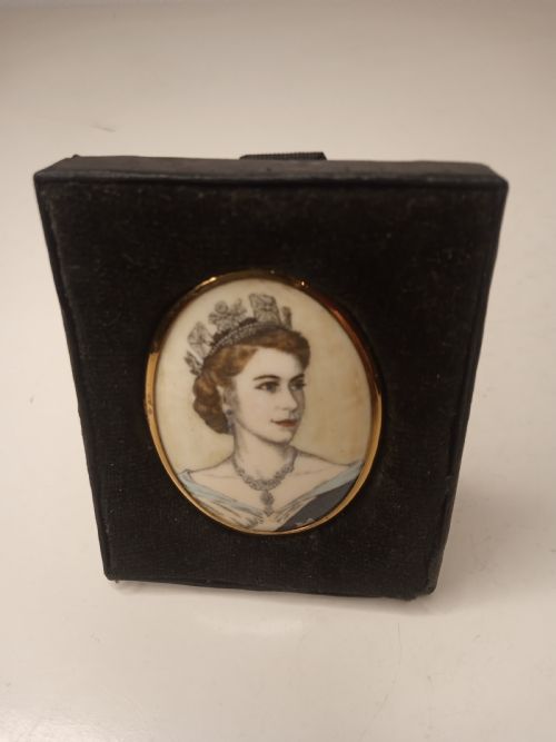 Porcelain  Brooche, Elizabeth II June 2nd 1953