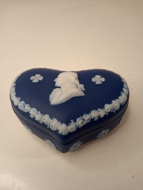 DARK BLUE WEDGWOOD TRINKET BOX FROM 1895 - ADDITIONAL PHOTO 1