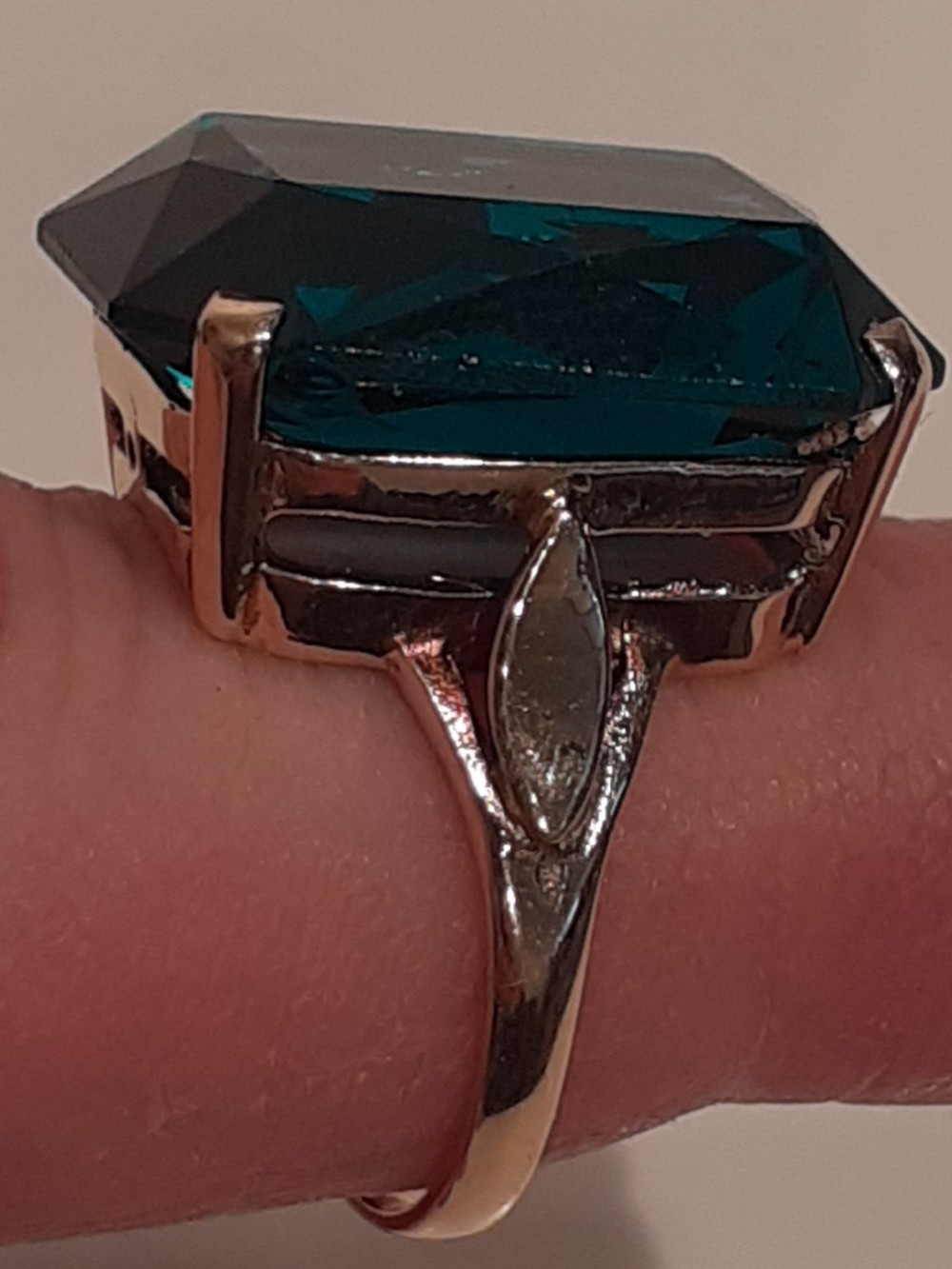 Late Victorian 9 carat Gold Ring, Hallmarked 1897