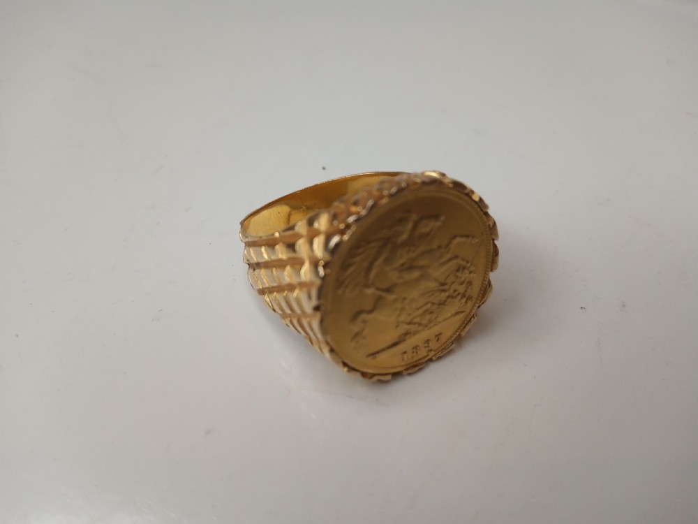 18 Carat Gold Ring with Half Sovereign, 1897 View V