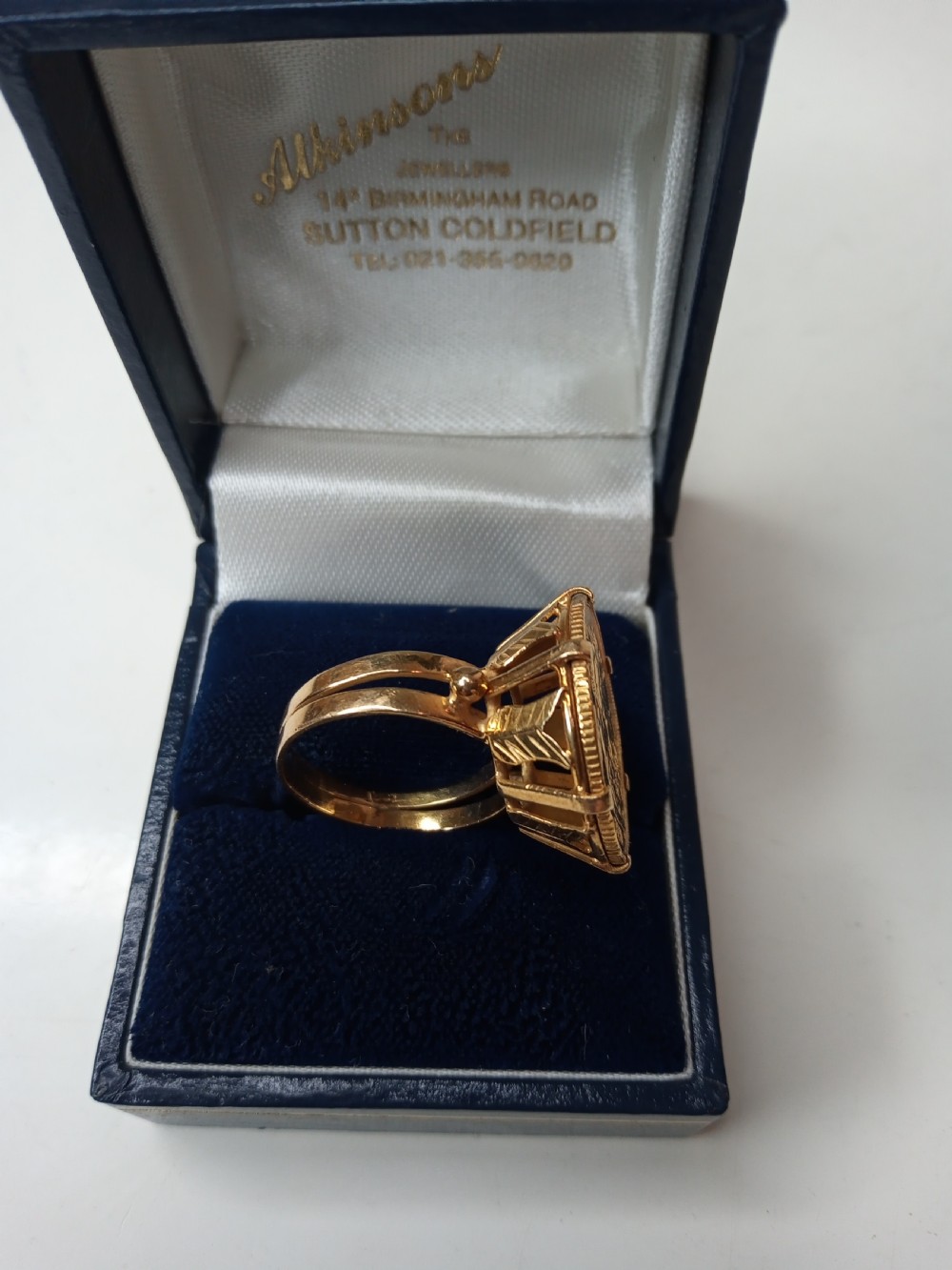 18 Carat Gold Half Sovereign Ring, 1911 View II