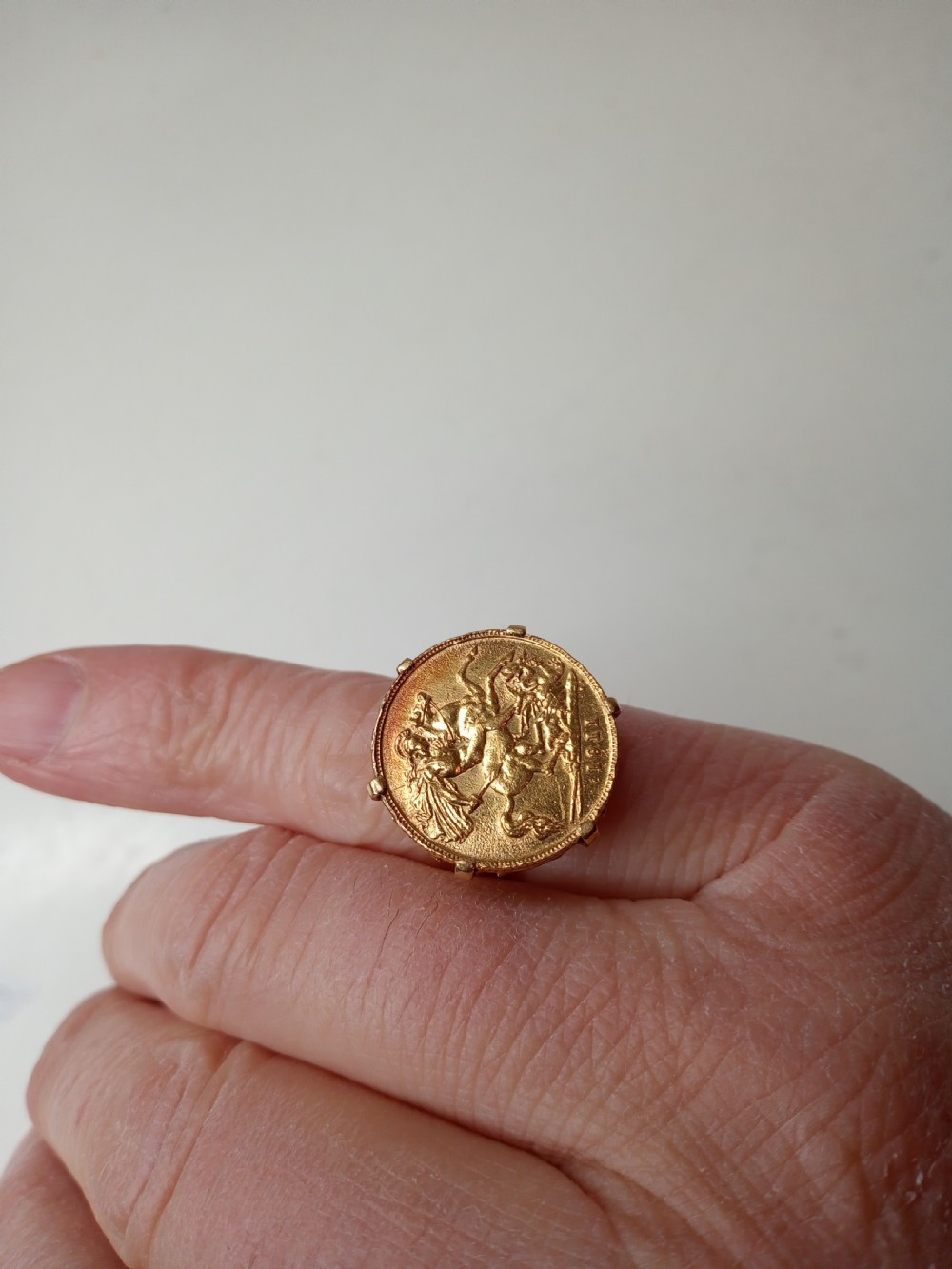 18 Carat Gold Half Sovereign Ring, 1911 View V