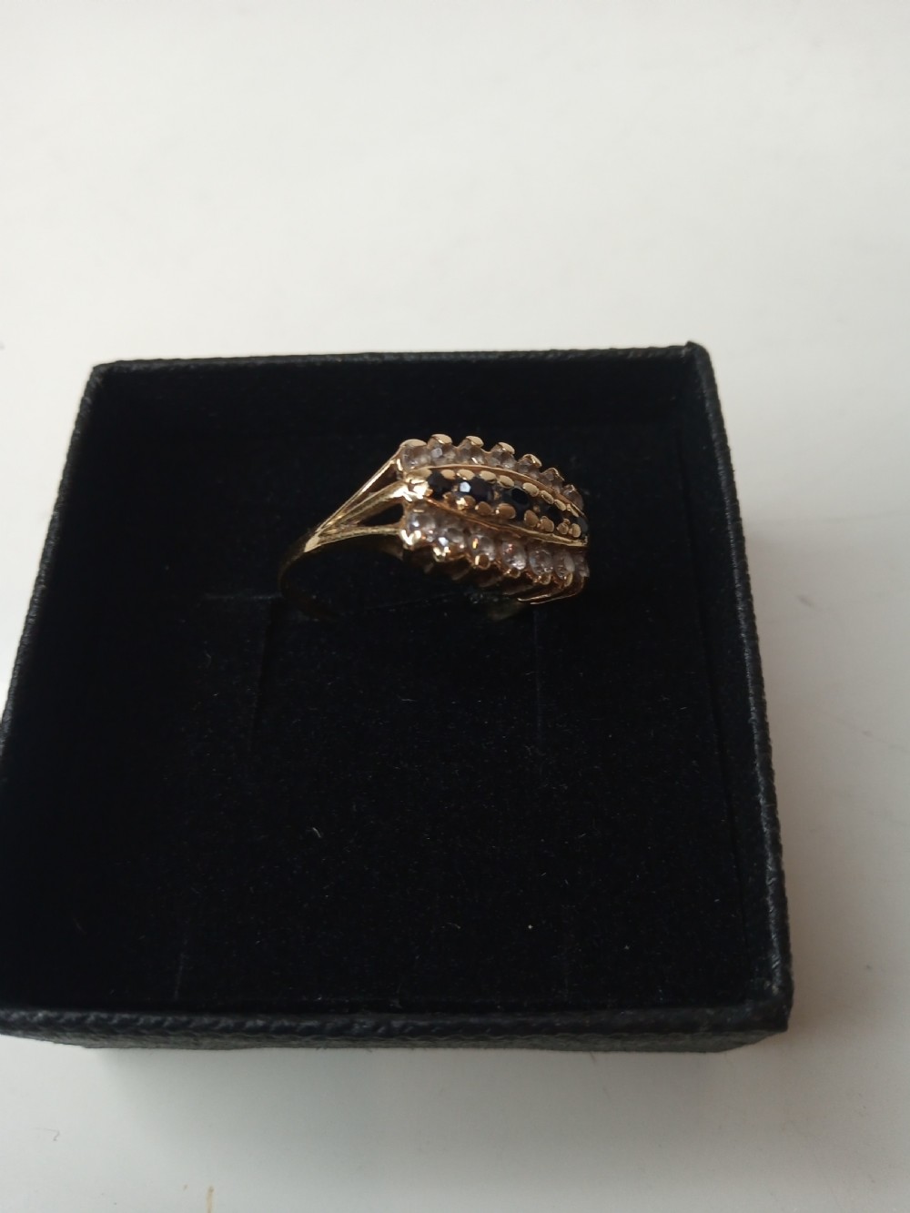 18 Carat Gold Ring with Saphires and Circonias View II