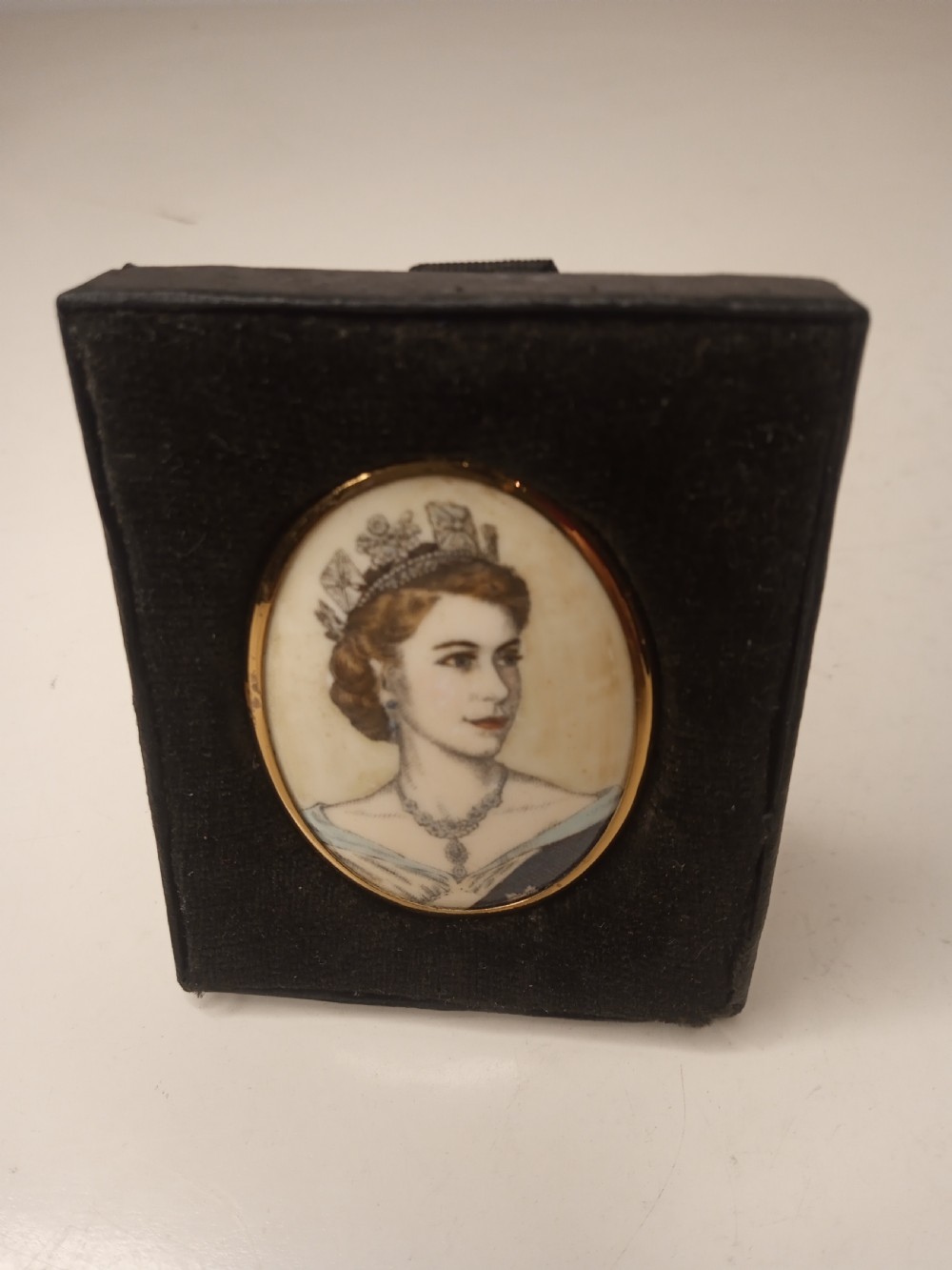 Porcelain  Brooche, Elizabeth II June 2nd 1953