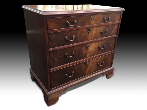 A VERY FINE GEORGE II MAHOGANY CHEST OF DRAWERS - ADDITIONAL PHOTO 1