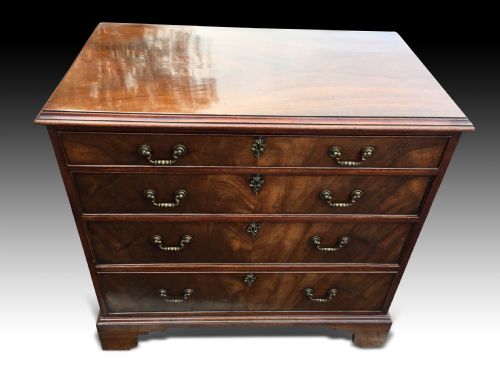 A VERY FINE GEORGE II MAHOGANY CHEST OF DRAWERS - ADDITIONAL PHOTO 3