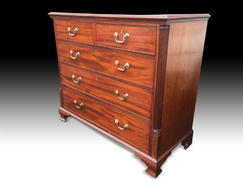 A GOOD GEORGE III MAHOGANY CHEST OF DRAWERS - ADDITIONAL PHOTO 1