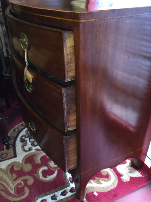 GEORGE III MAHOGANY BOWFRONT CHEST OF DRAWERS - ADDITIONAL PHOTO 2
