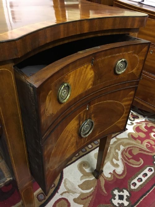 A SUPERB GEORGE III SHERATON STYLE SERPENTINE MAHOGANY AND INLAID SIDEBOARD - ADDITIONAL PHOTO 1