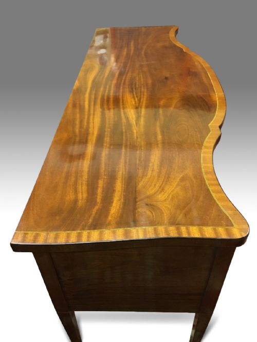 A SUPERB GEORGE III SHERATON STYLE SERPENTINE MAHOGANY AND INLAID SIDEBOARD - ADDITIONAL PHOTO 5