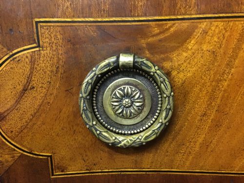 A SUPERB GEORGE III SHERATON STYLE SERPENTINE MAHOGANY AND INLAID SIDEBOARD - ADDITIONAL PHOTO 7