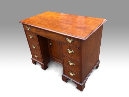A MID 18TH CENTURY MAHOGANY KNEEHOLE DESK - ADDITIONAL PHOTO 1