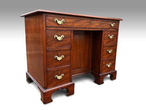 A MID 18TH CENTURY MAHOGANY KNEEHOLE DESK - ADDITIONAL PHOTO 2