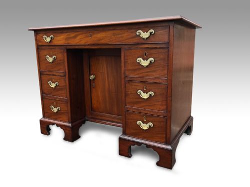 A MID 18TH CENTURY MAHOGANY KNEEHOLE DESK - ADDITIONAL PHOTO 3