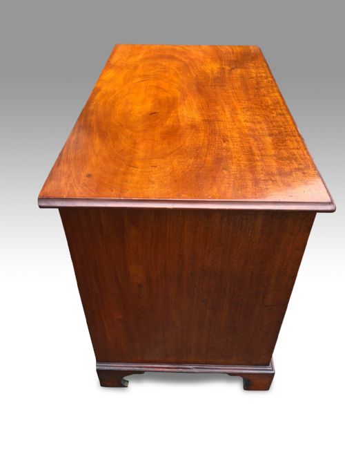A MID 18TH CENTURY MAHOGANY KNEEHOLE DESK - ADDITIONAL PHOTO 4